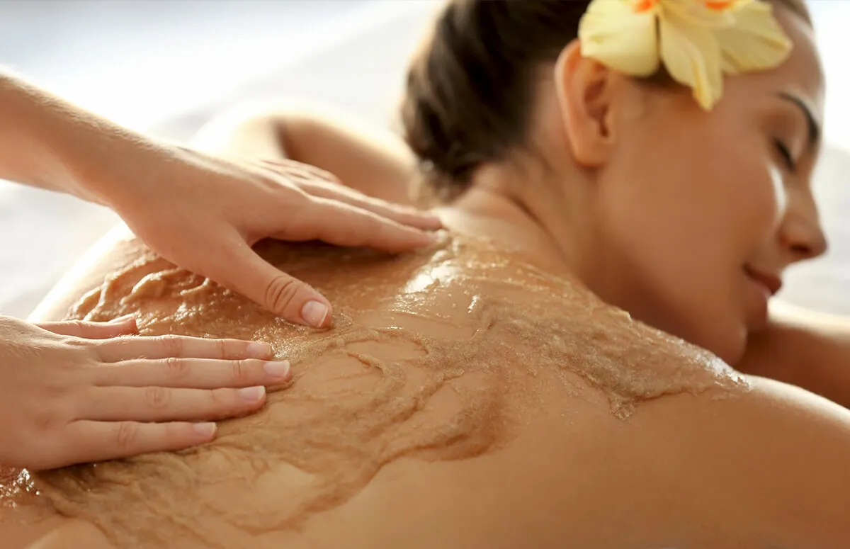 kobieta przygotowująca się do masażu spa peeling