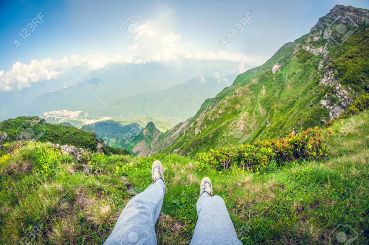 osoba patrząca na widok z góry z poczuciem spokoju