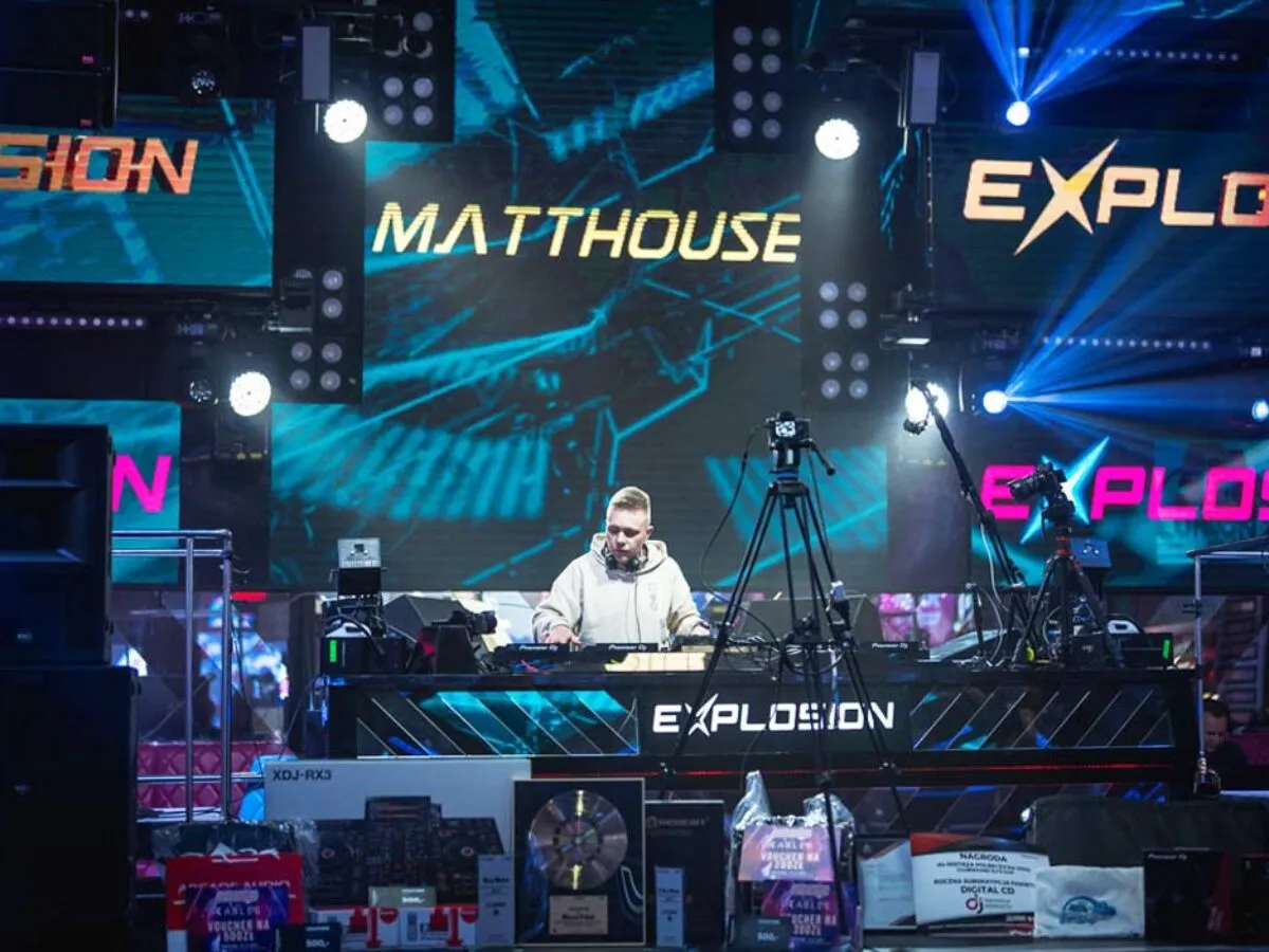 różne rodzaje występów DJów klub, festiwal, studio