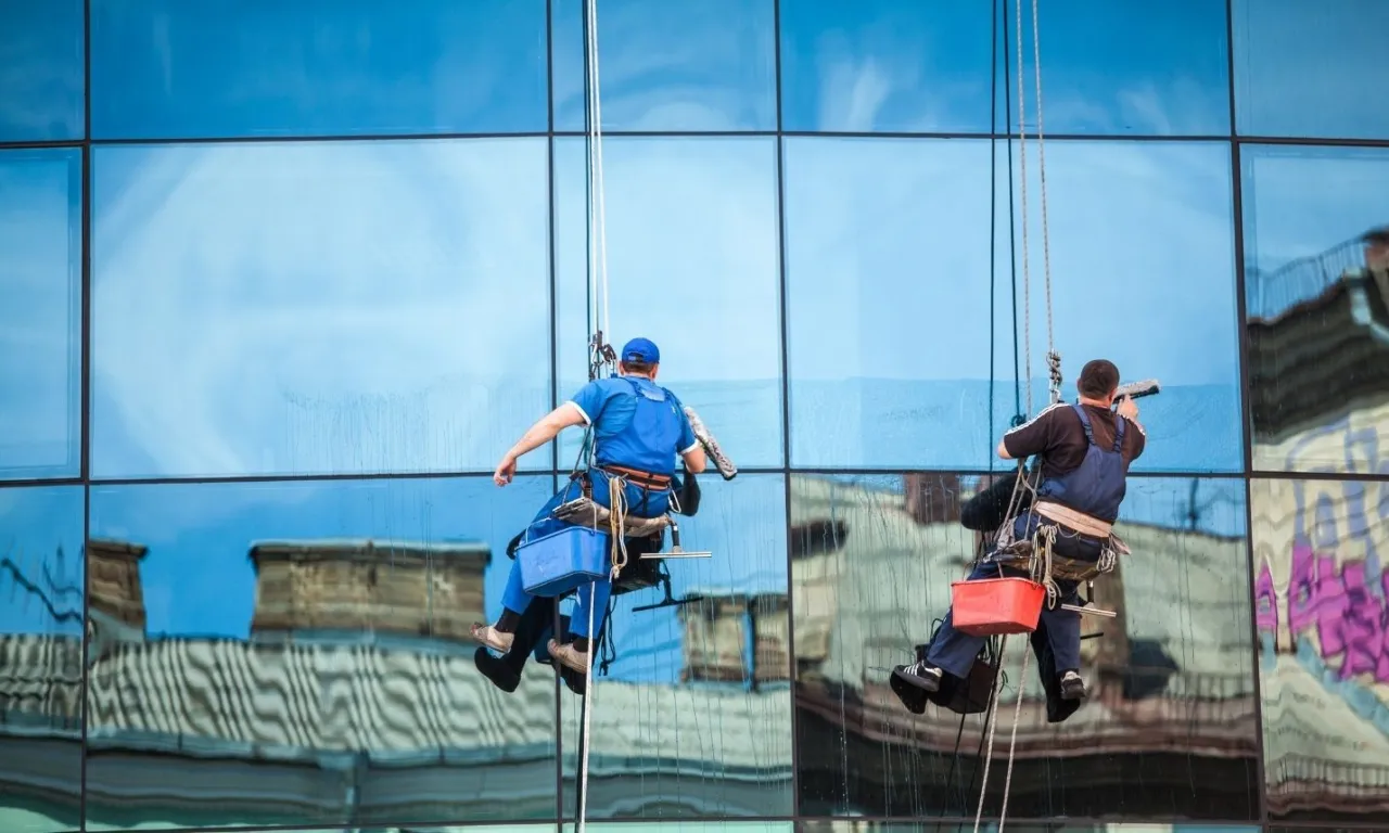 Mycie okien na wysokości wyzwania