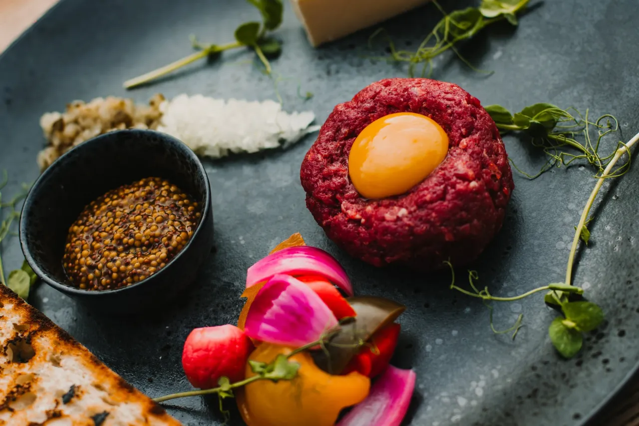 Świeża polędwica wołowa do tatara