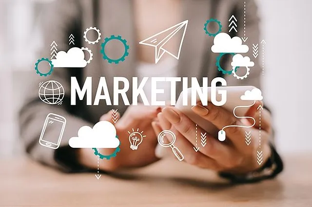 osoba tworząca portfolio marketingowe