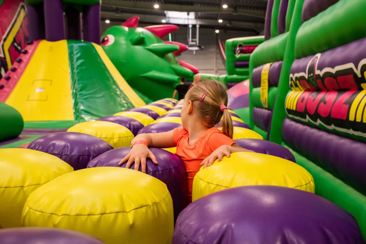 dzieci skaczące na trampolinach w parku rozrywki GOjump w Krakowie