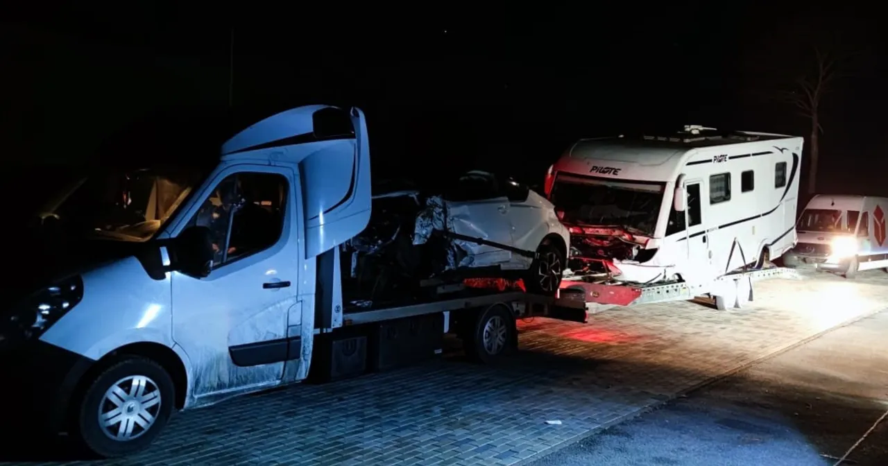 Laweta holująca samoch&oacute;d w nocy na autostradzie w UK