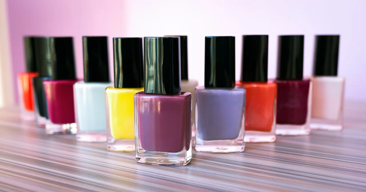różne rodzaje lakierów do paznokci porównanie