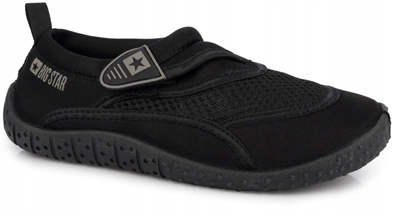 Czarne buty do pływania Big Star z siateczkową cholewką i antypoślizgową podeszwą. Idealne na plażę i basen.