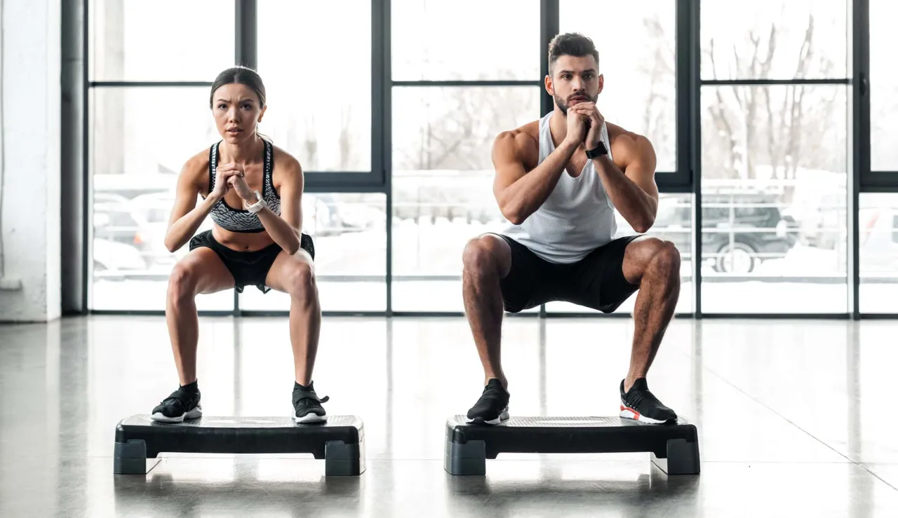 Verschiedene Stepper Übungen für Po und Beine