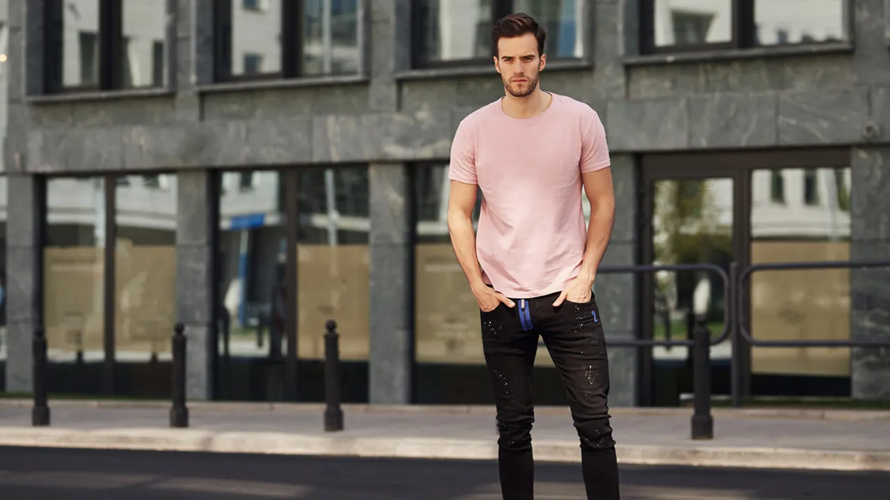 Błędy w stylizacji T-shirt w spodniach