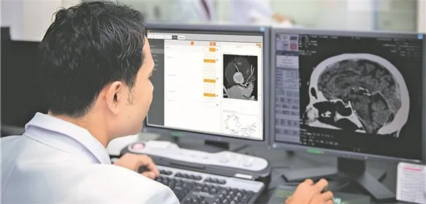 Radiologe bei der Befundung am Computer