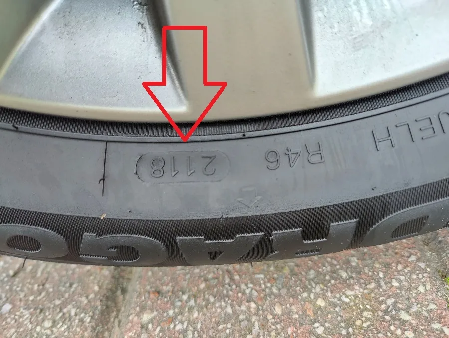 Opona letnia z widocznymi oznaczeniami