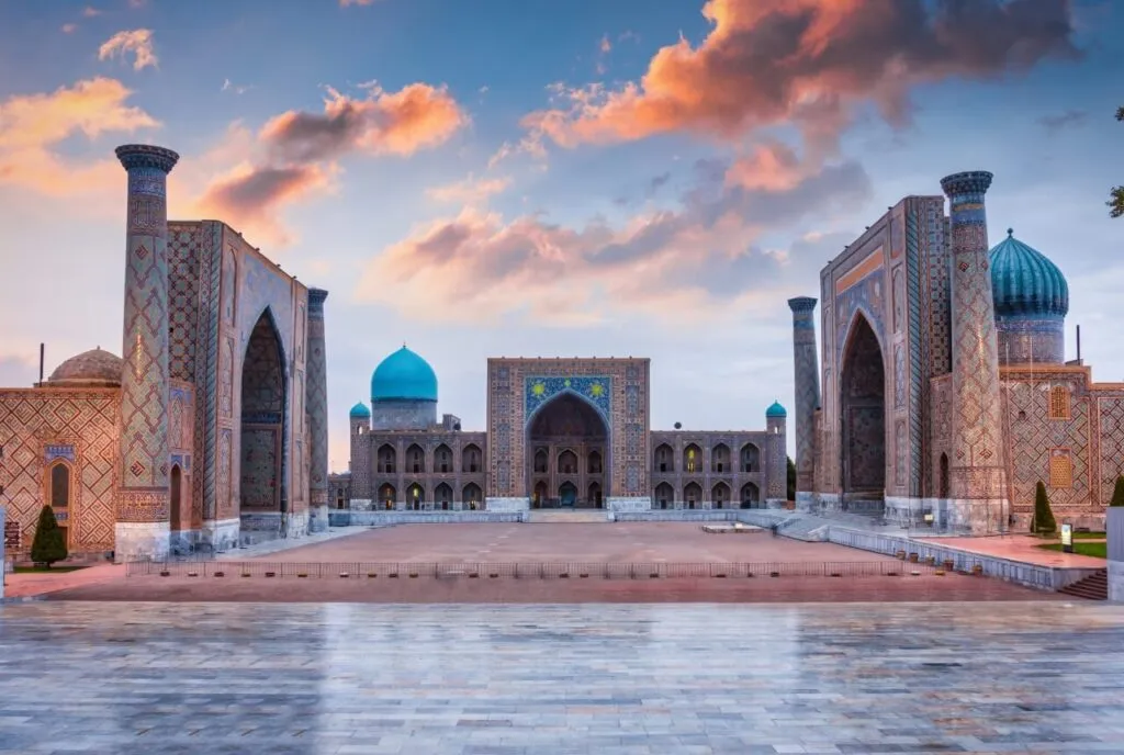 bezpieczny Uzbekistan Samarkanda plac Registan turyści