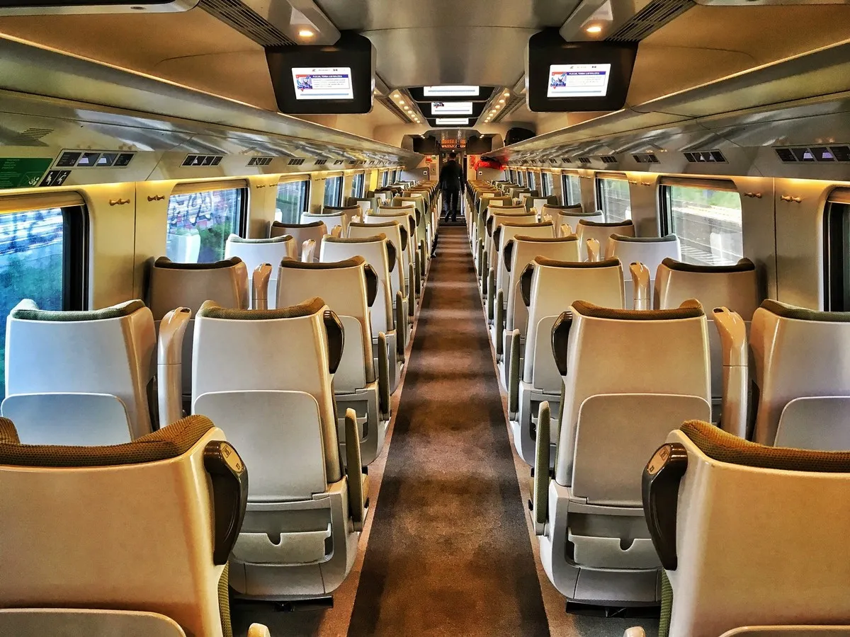 Wnętrze pociągu Pendolino. Zastanawiasz się, jak długo jedzie Pendolino z Krakowa do Warszawy? Czas podróży jest krótki!