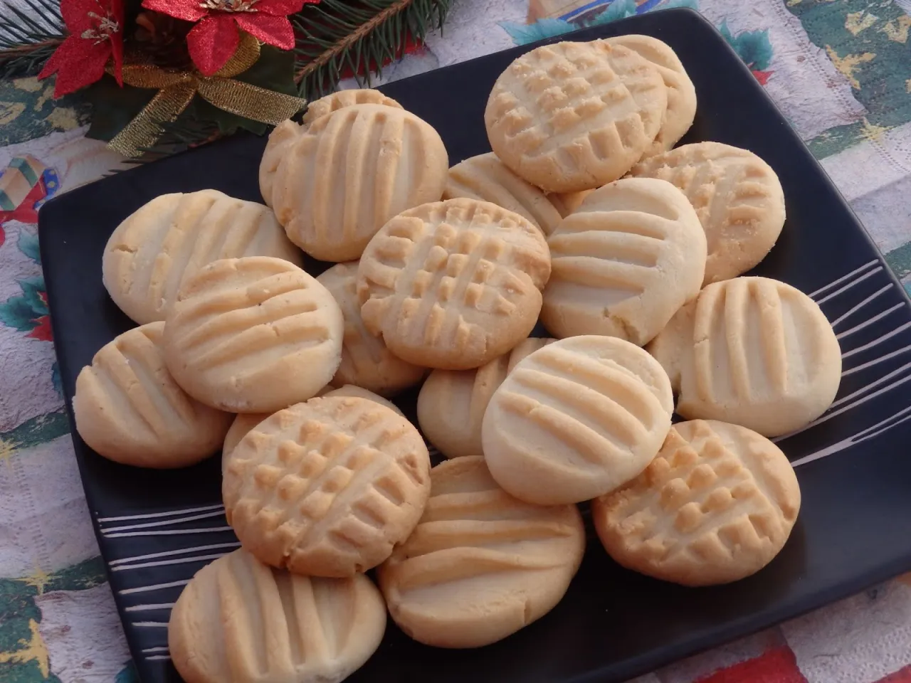 świeżo upieczone ciastka bez jajek i mleka na kratce