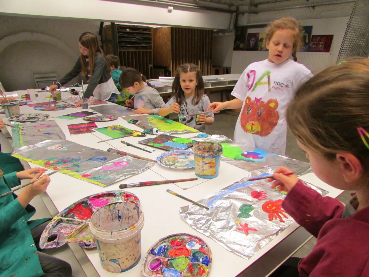 dzieci w różnym wieku malujące