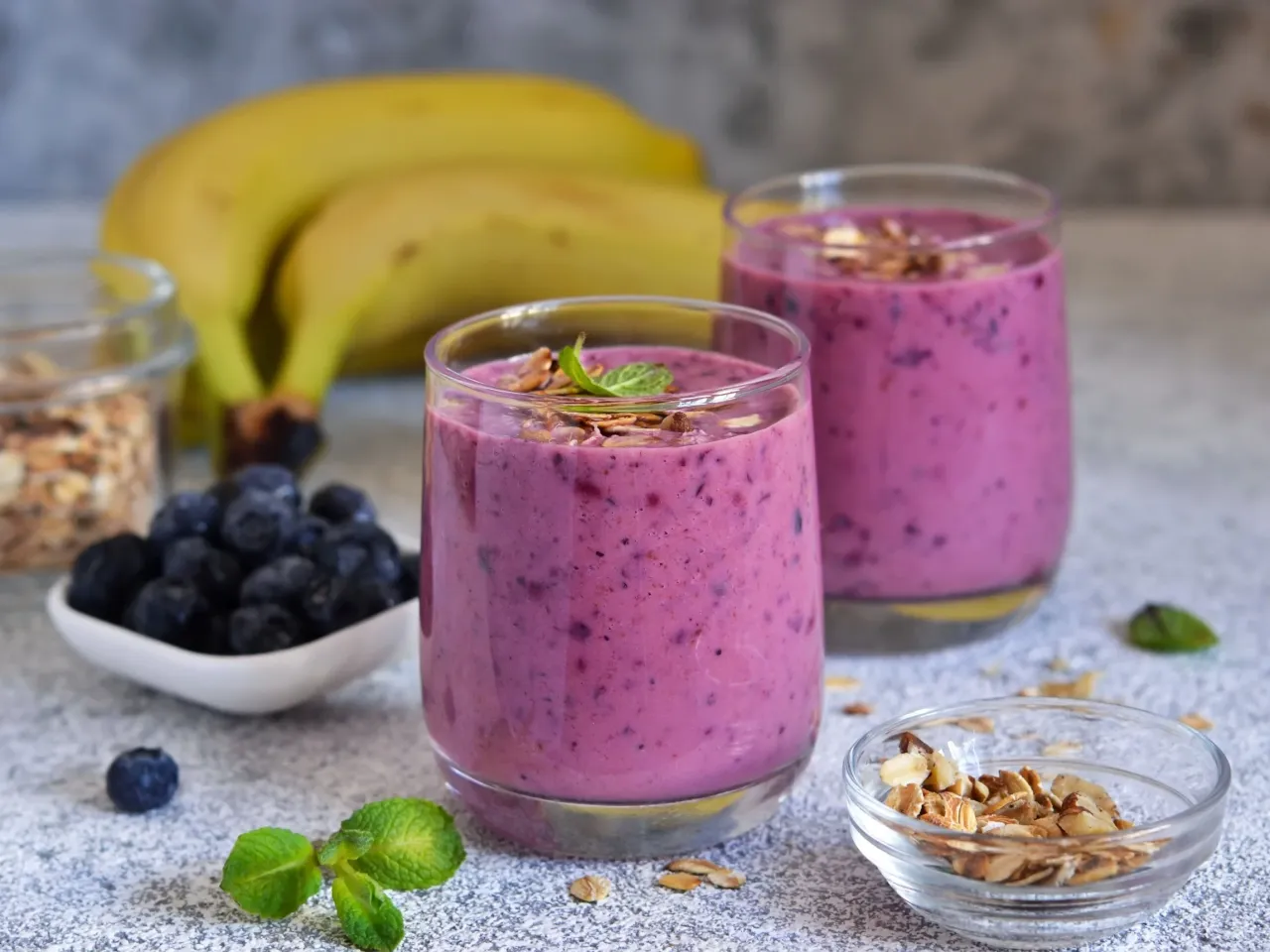 Pyszny, fioletowy koktajl na śniadanie odchudzanie z jagodami, bananem i granolą. Idealny początek dnia!