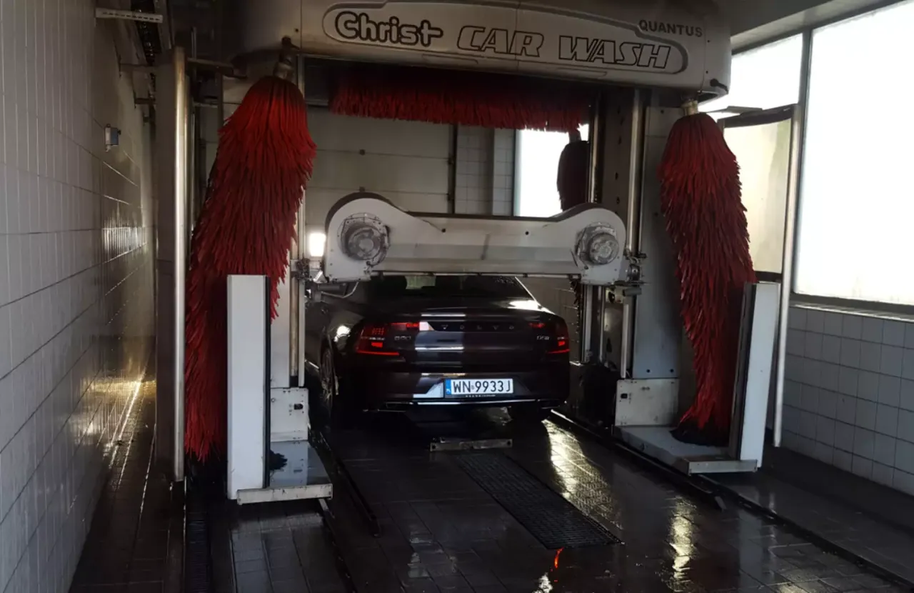 samochód na myjni samoobsługowej przygotowanie