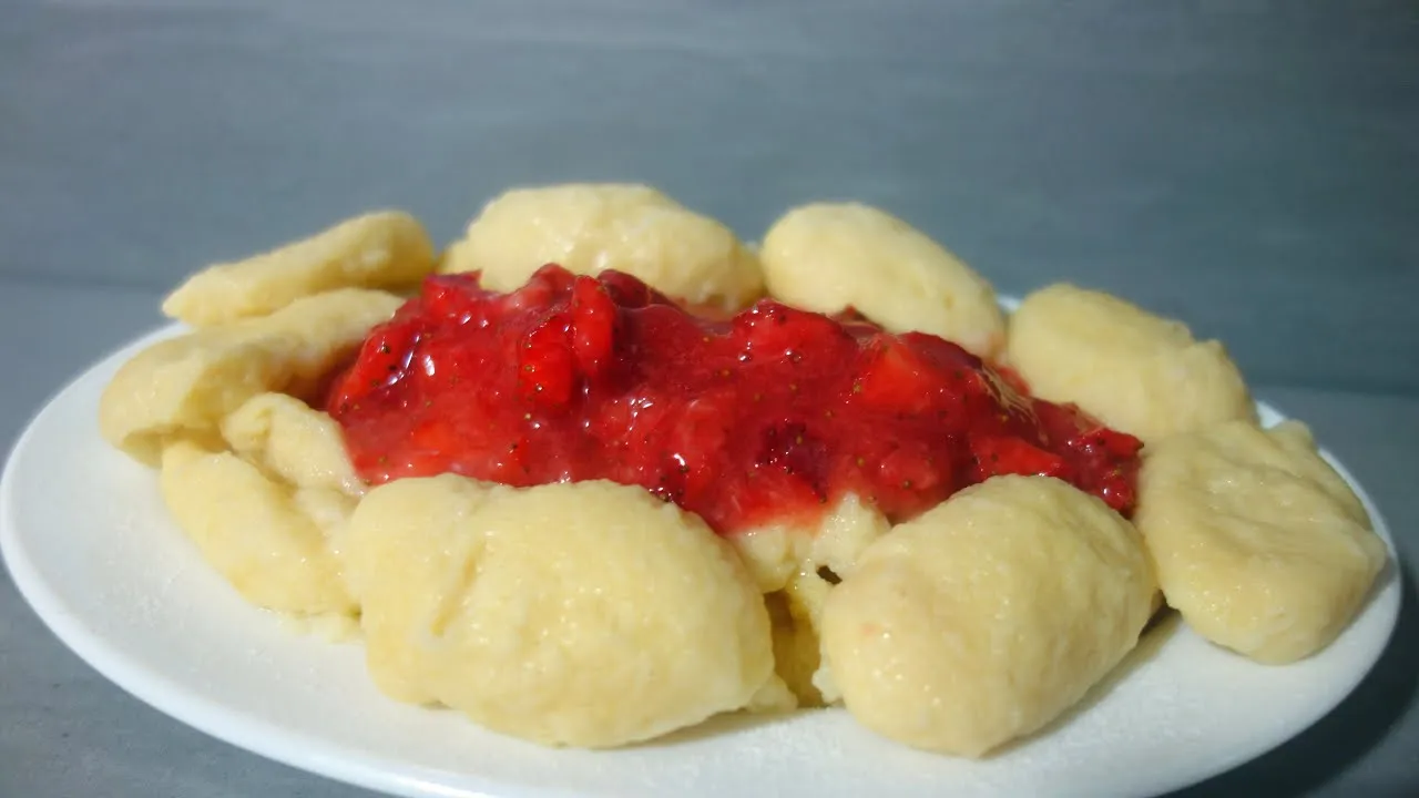 kluski kładzione z truskawkami