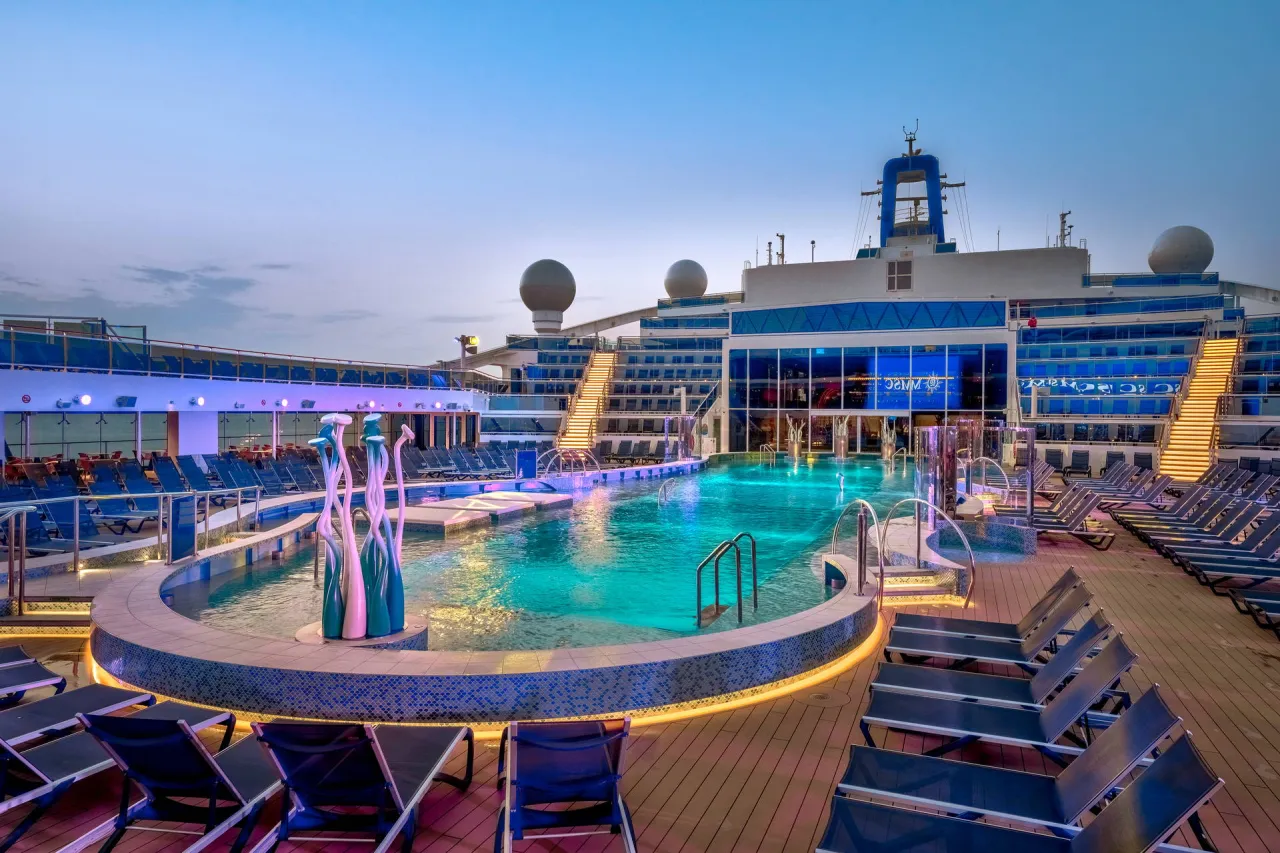 Basen na statku wycieczkowym, idealny na rejs po Morzu Śródziemnym. Zastanawiasz się, ile kosztuje rejs statkiem po Morzu Śródziemnym?