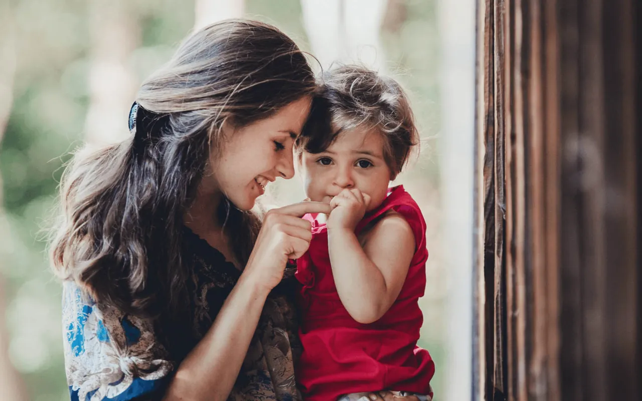 szczęśliwe dziecko bawi się, pełne energii