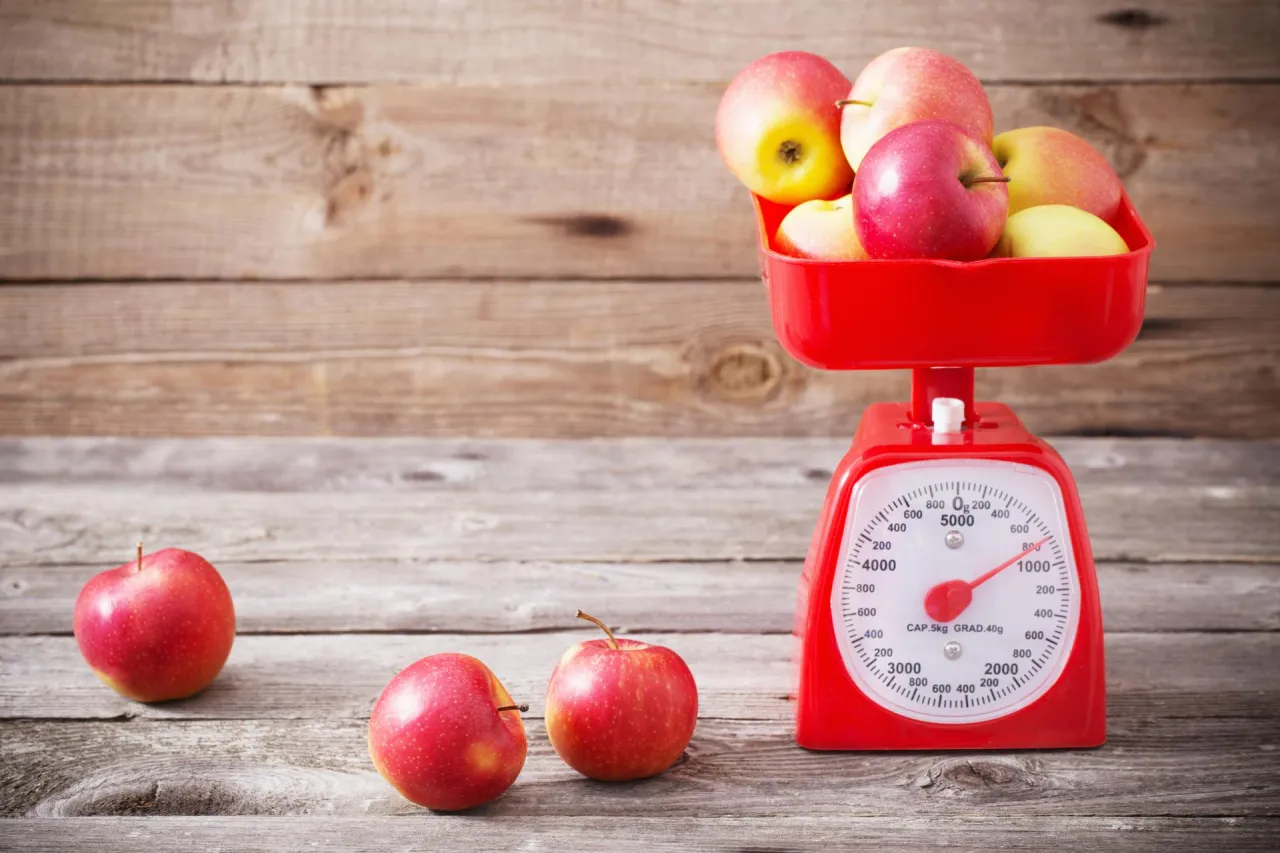 kuchnia, waga kuchenna, miarka, składniki do pieczenia