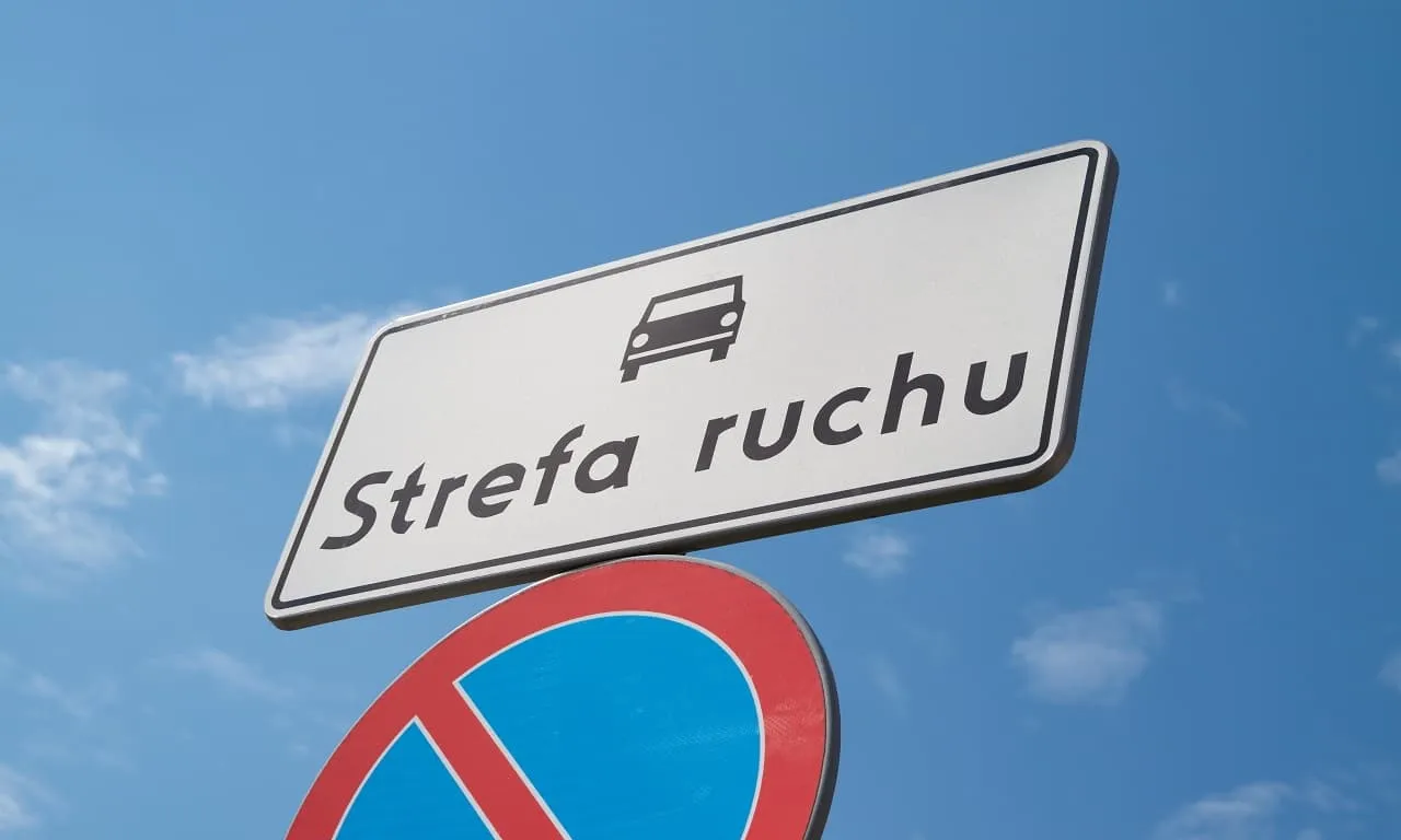 Znaki drogowe strefa ruchu i strefa zamieszkania
