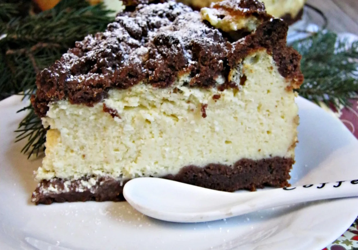 Kawałek sernika kr&oacute;lewskiego z czekoladową kruszonką, idealny na święta. Jak zrobić taki pyszny deser?