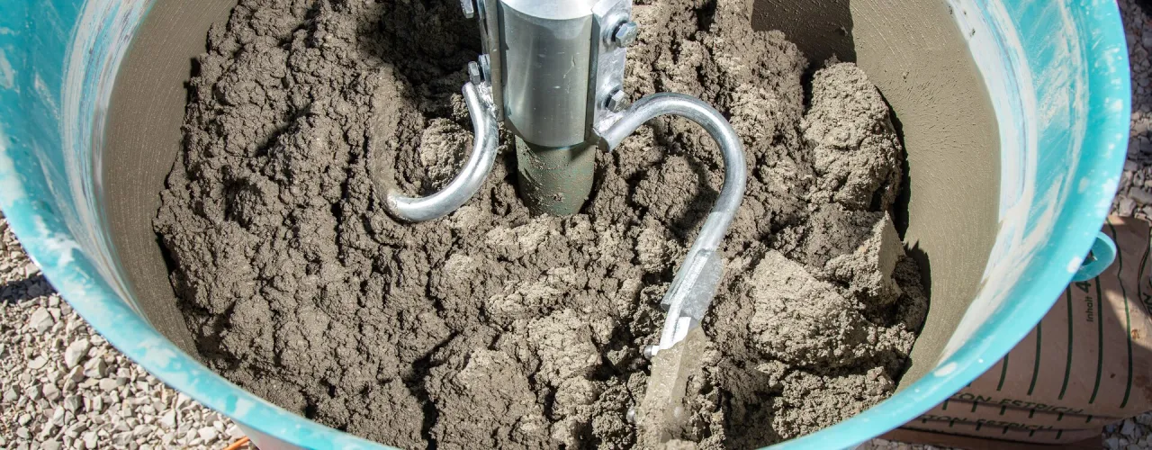 ręczne mieszanie betonu proces