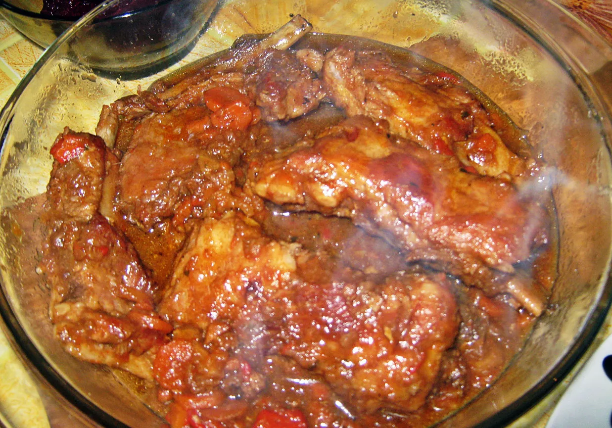 Pyszne żeberka w sosie, idealne pytanie: co ugotować na żeberkach? Aromatyczne, duszone mięso w sosie z warzywami.