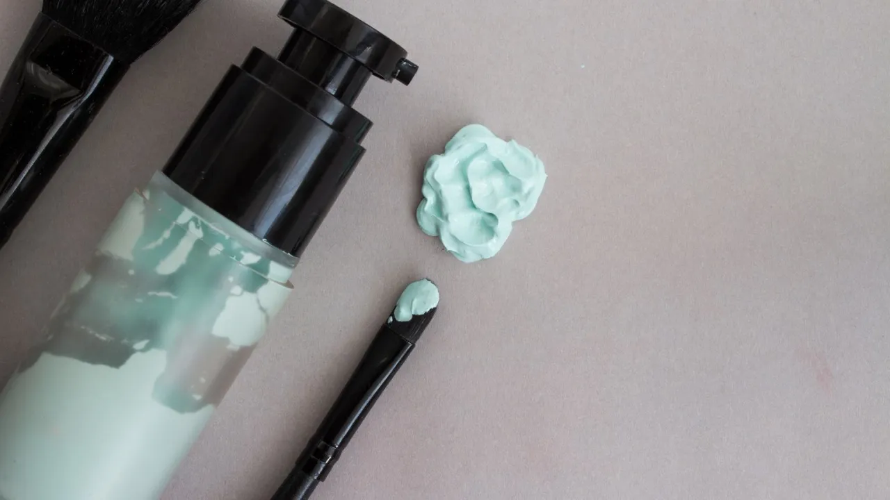 aplikacja zielonego korektora na trądzik