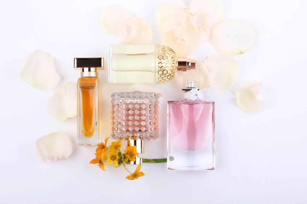 Flakon perfum z datą produkcji kod partii