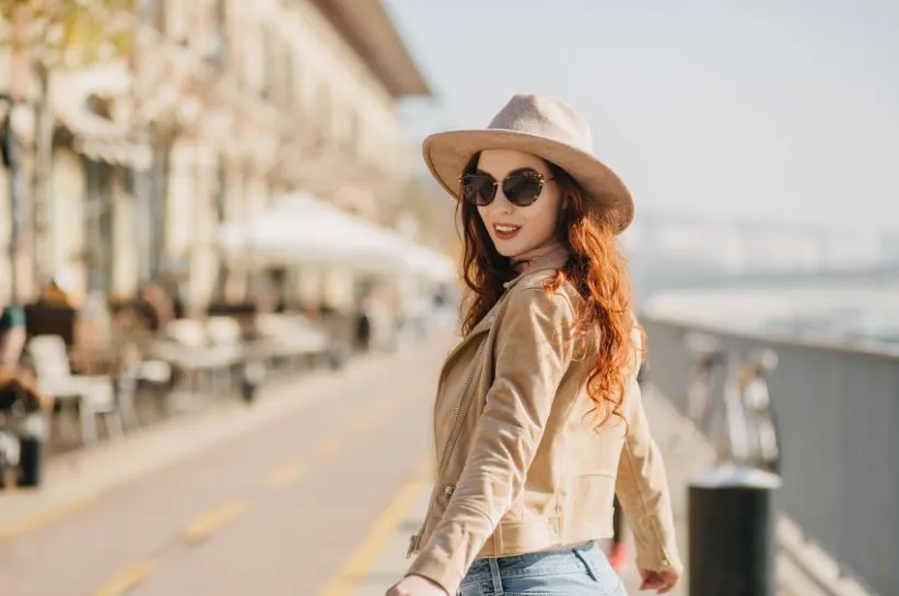 Stylizacje z beżową kurtką i czapką w różnych kolorach