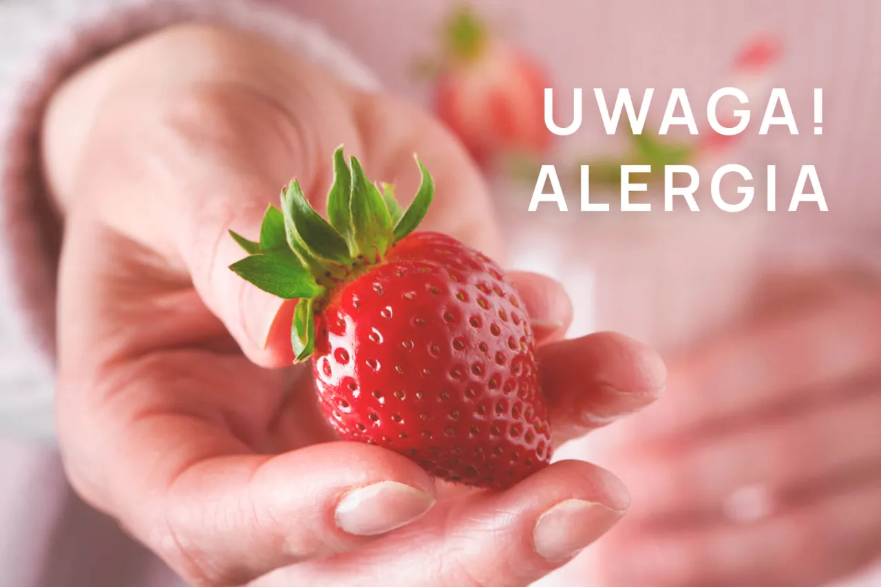 Dziecko jedzące truskawki, uśmiechnięte, rodzic obok