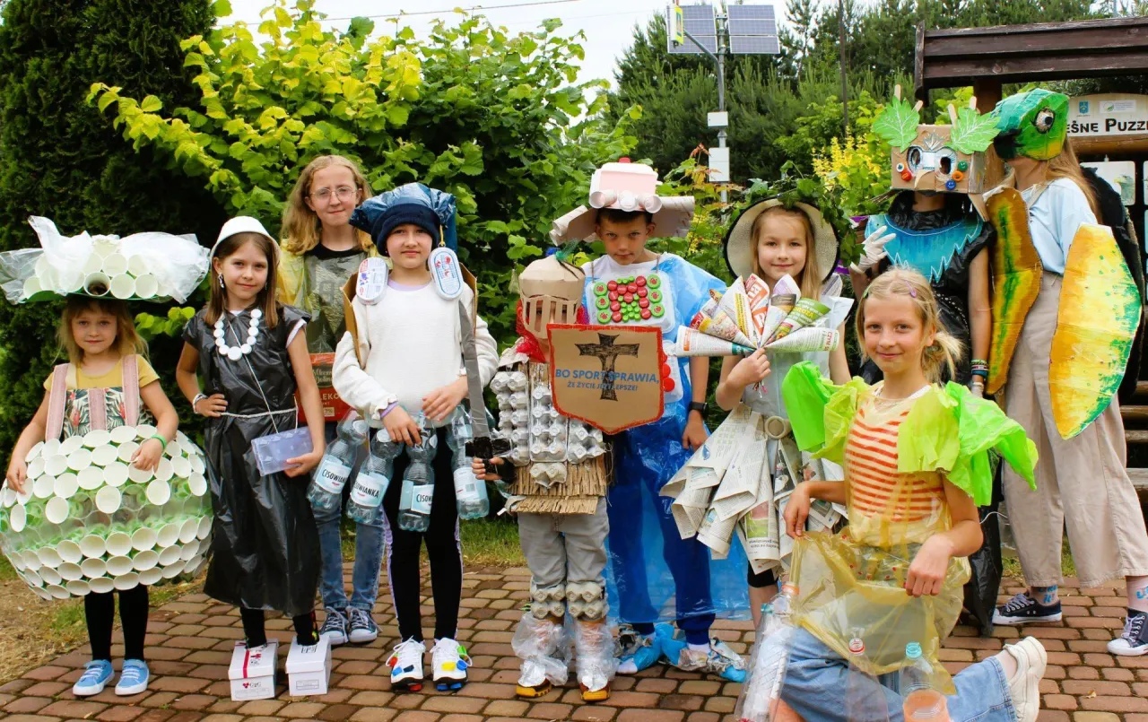 Dziecko tworzące strój z recyklingu z rodzicem