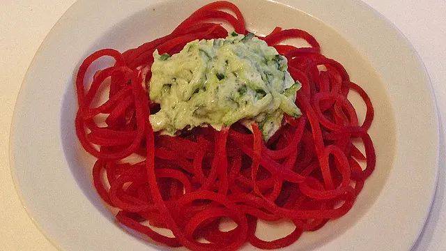 Rote Bete Nudeln selbst gemacht Teig Spiralschneider