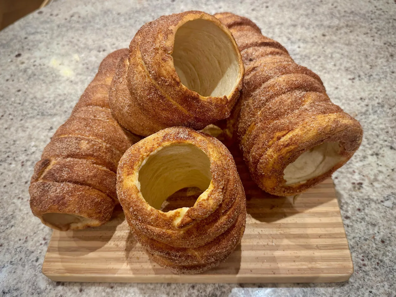 K&uuml;rtőskal&aacute;cs węgierski kołacz