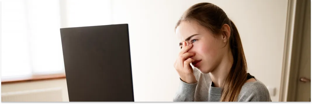 Osoba czytająca bez zmęczenia oczu