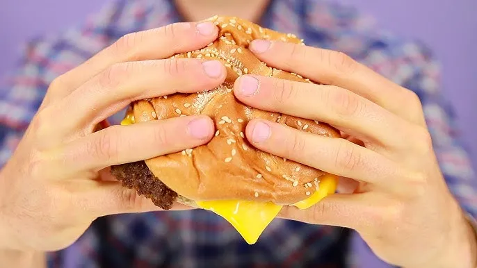 Jak trzymać burgera metoda małego palca