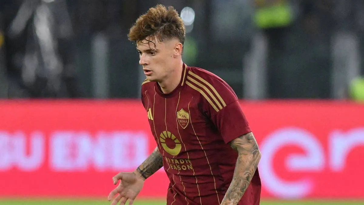 Nicola Zalewski w koszulce AS Roma