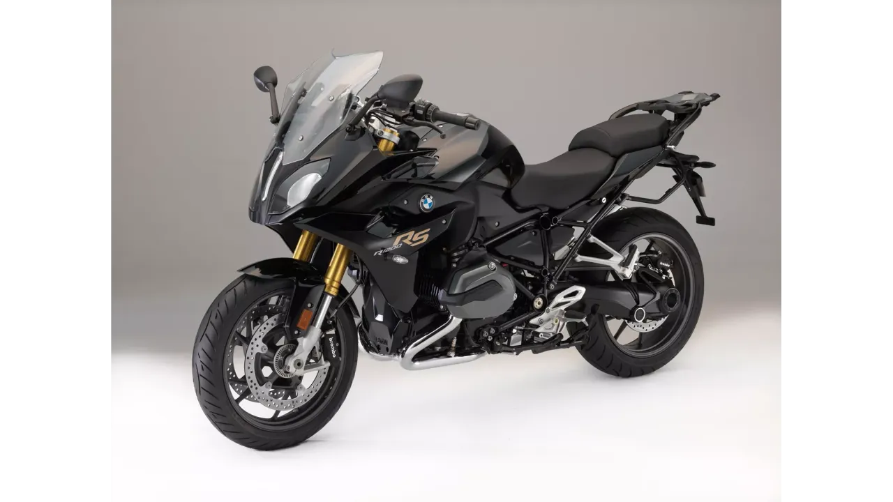 Czarny motocykl BMW R1200 RS z przyciemnianą szybą i złotymi elementami zawieszenia.