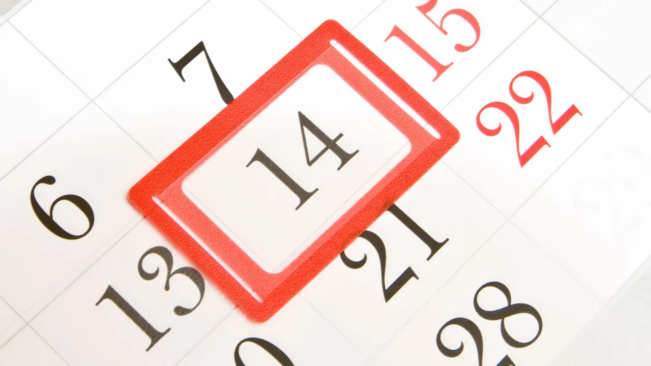 Kalendarz z zaznaczonym 14. dniem. Może to być data wypowiedzenia umowy leasingu ze skutkiem natychmiastowym.