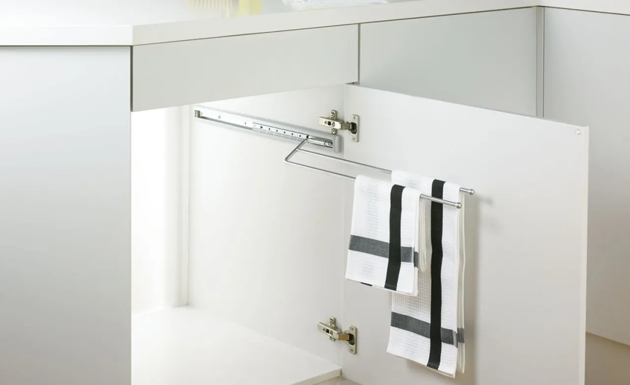 ukryte wieszaki na ścierki kuchenne w szafce