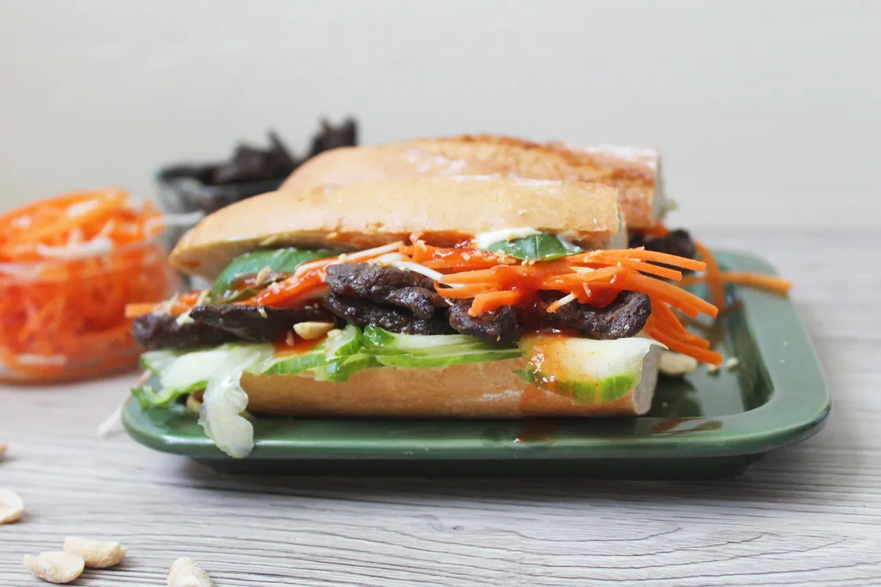 Pyszny banh mi przepis: bagietka z wołowiną, warzywami i pikantnym sosem. Idealny na szybki lunch.