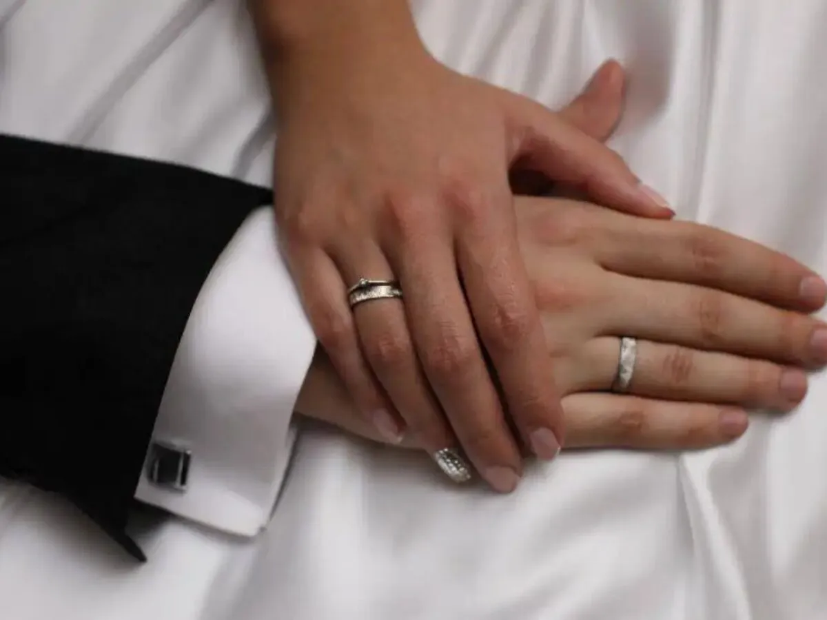 Pierścionek zaręczynowy i obrączka na jednym palcu