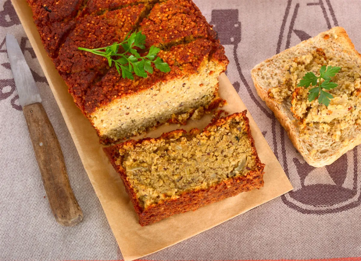 Wegetariańska pieczeń z soczewicy na talerzu