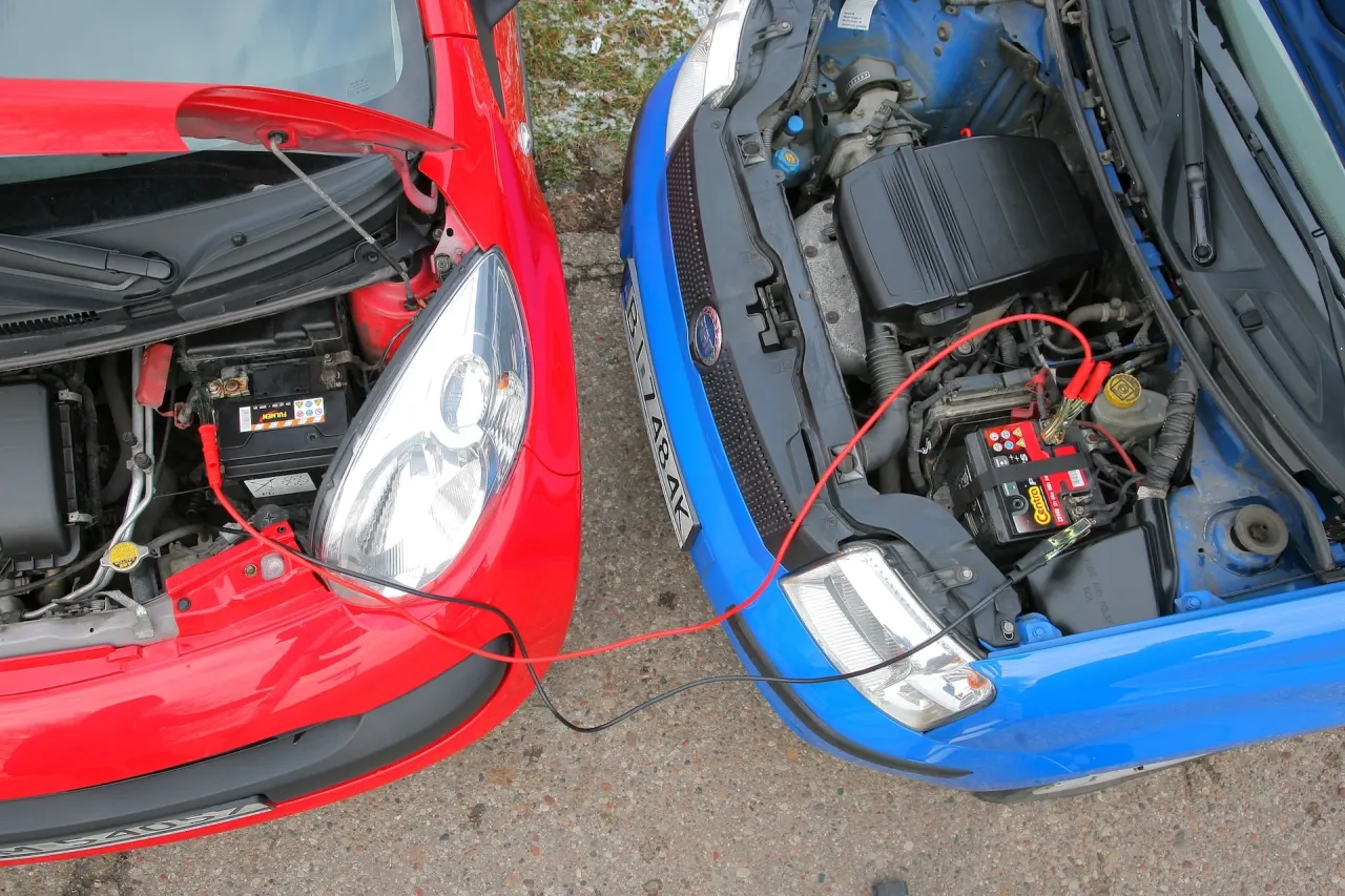 Podłączanie kabli rozruchowych do akumulatora