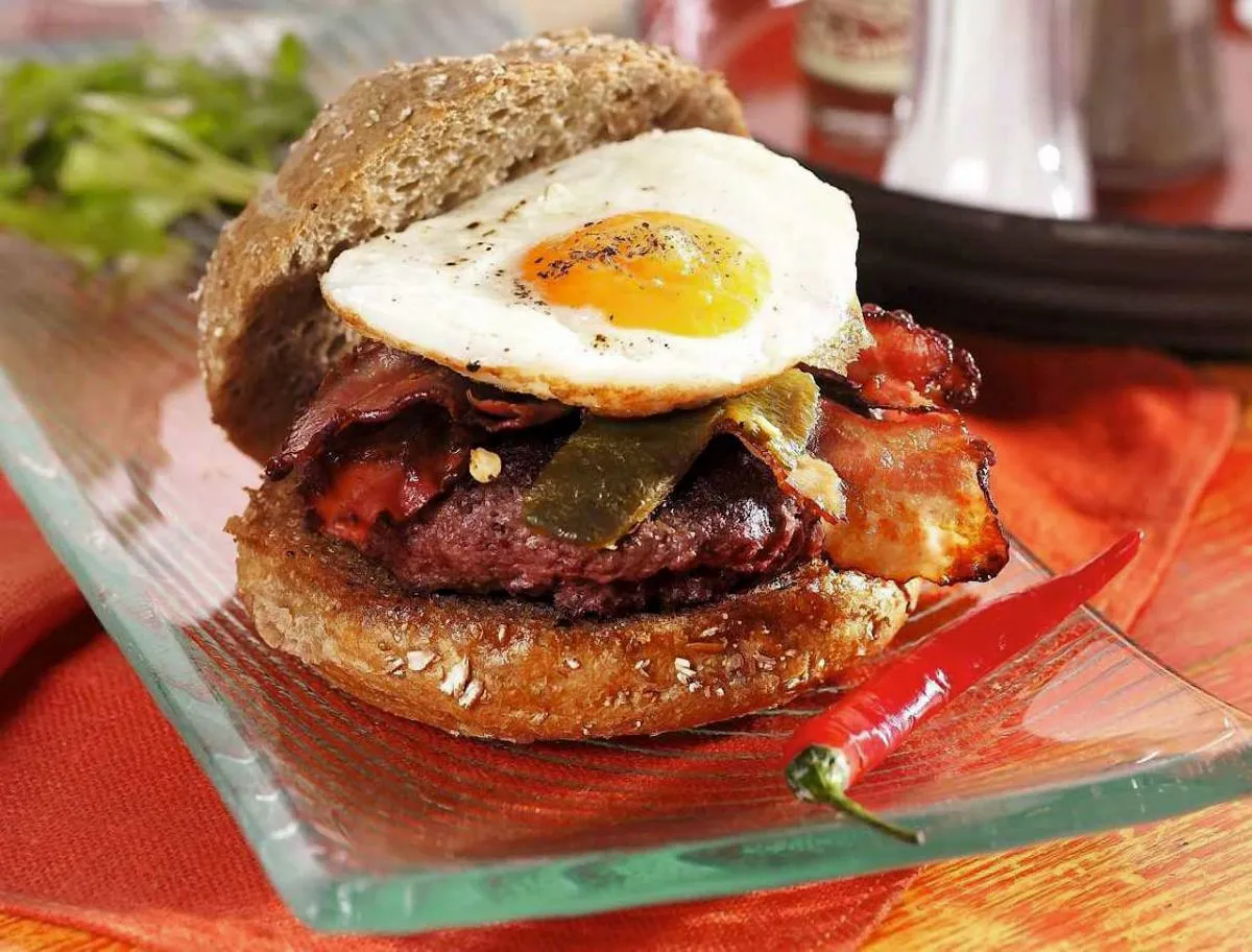 r&oacute;żne rodzaje boczku do burgera por&oacute;wnanie