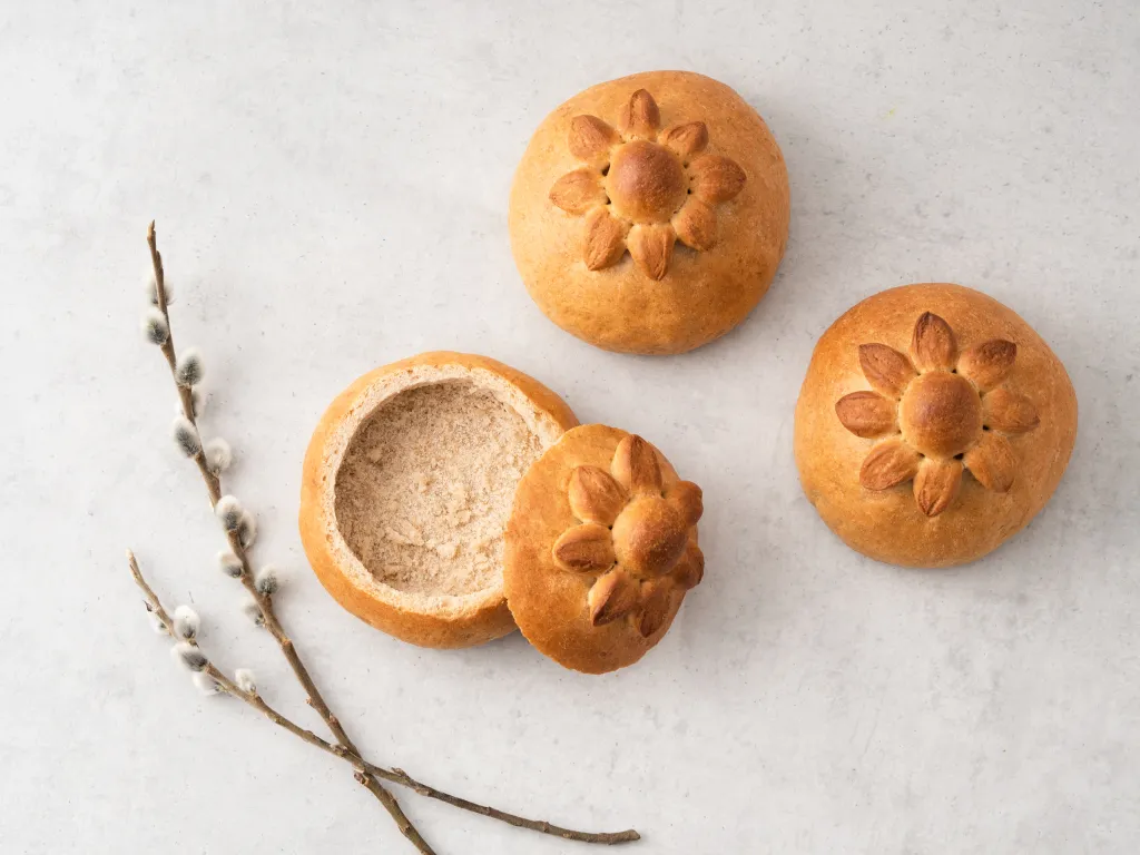 chleb do żurku na stole wielkanocnym