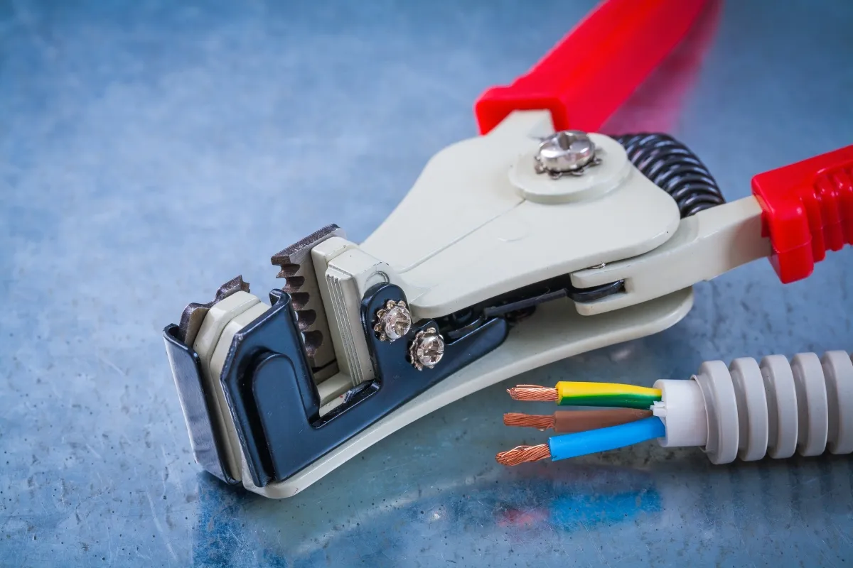 elektryczny ściągacz izolacji w akcji