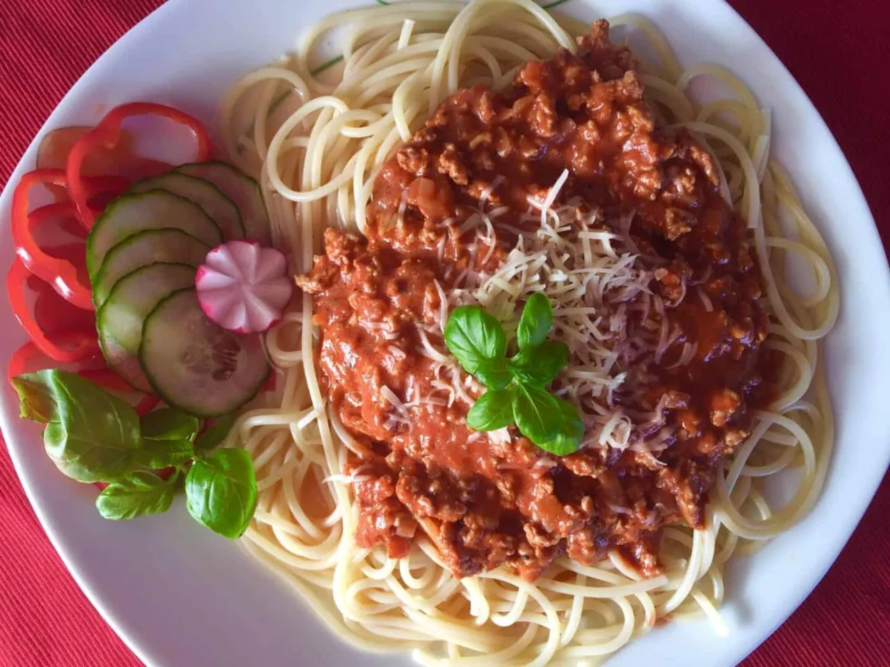 spaghetti podane z sosem na wierzchu i wymieszane