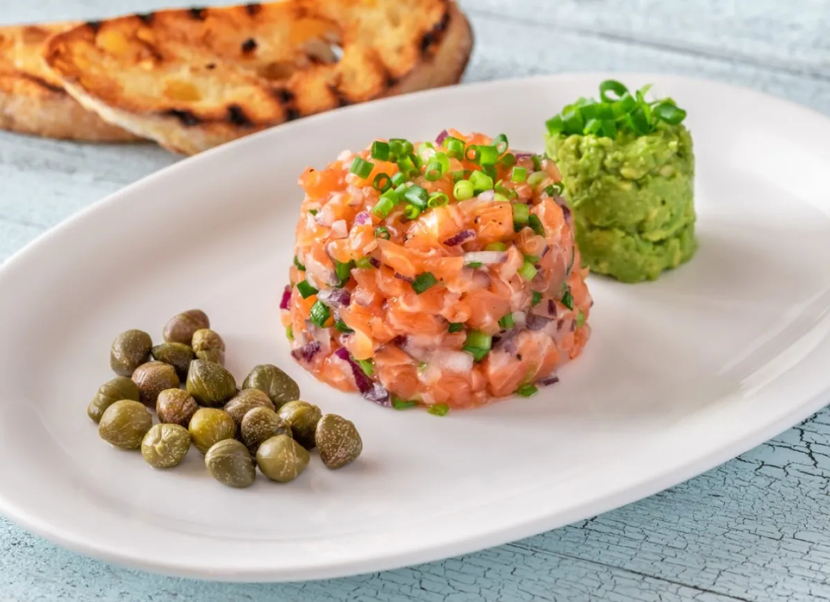 tatar z łososia i śledzia por&oacute;wnanie